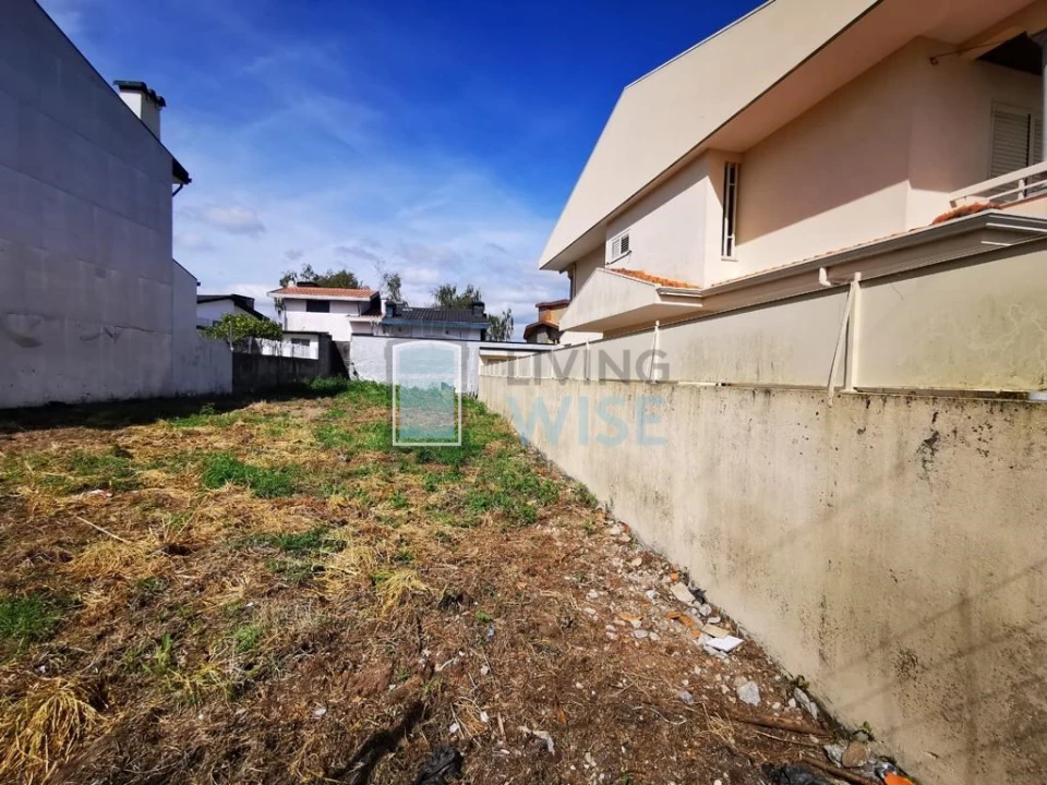 Terreno para Venda em Cidade da Maia Foto 2