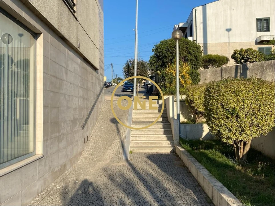 Loja para Venda em Milheiros Foto 4