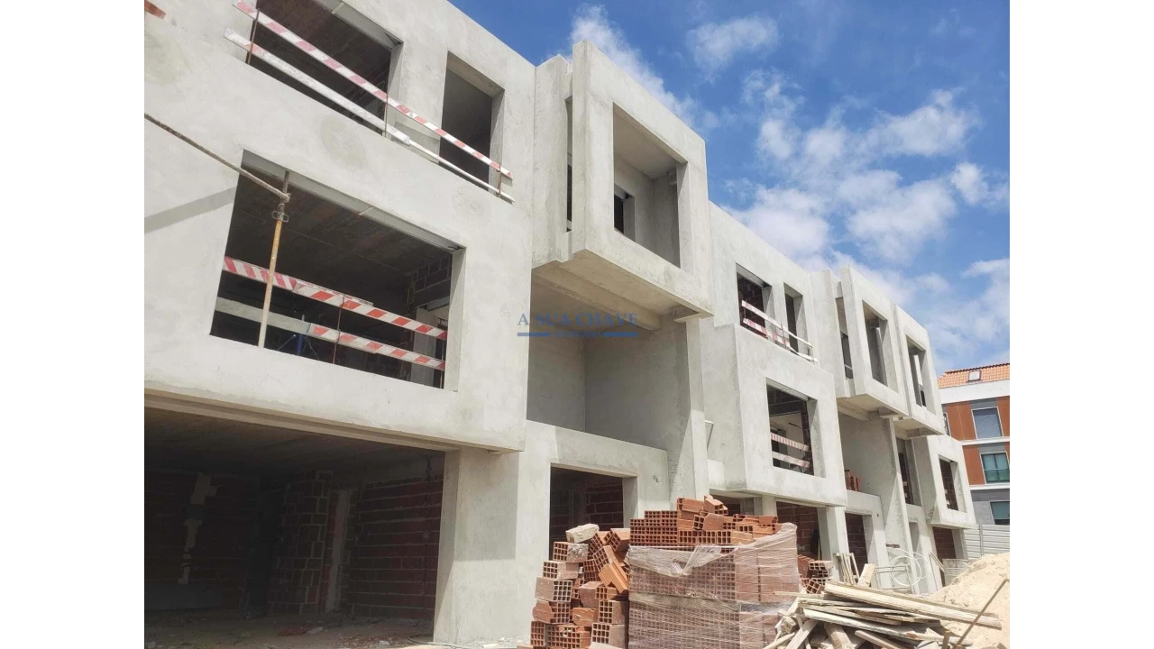 Moradia T4 para Venda em Corroios Foto 1