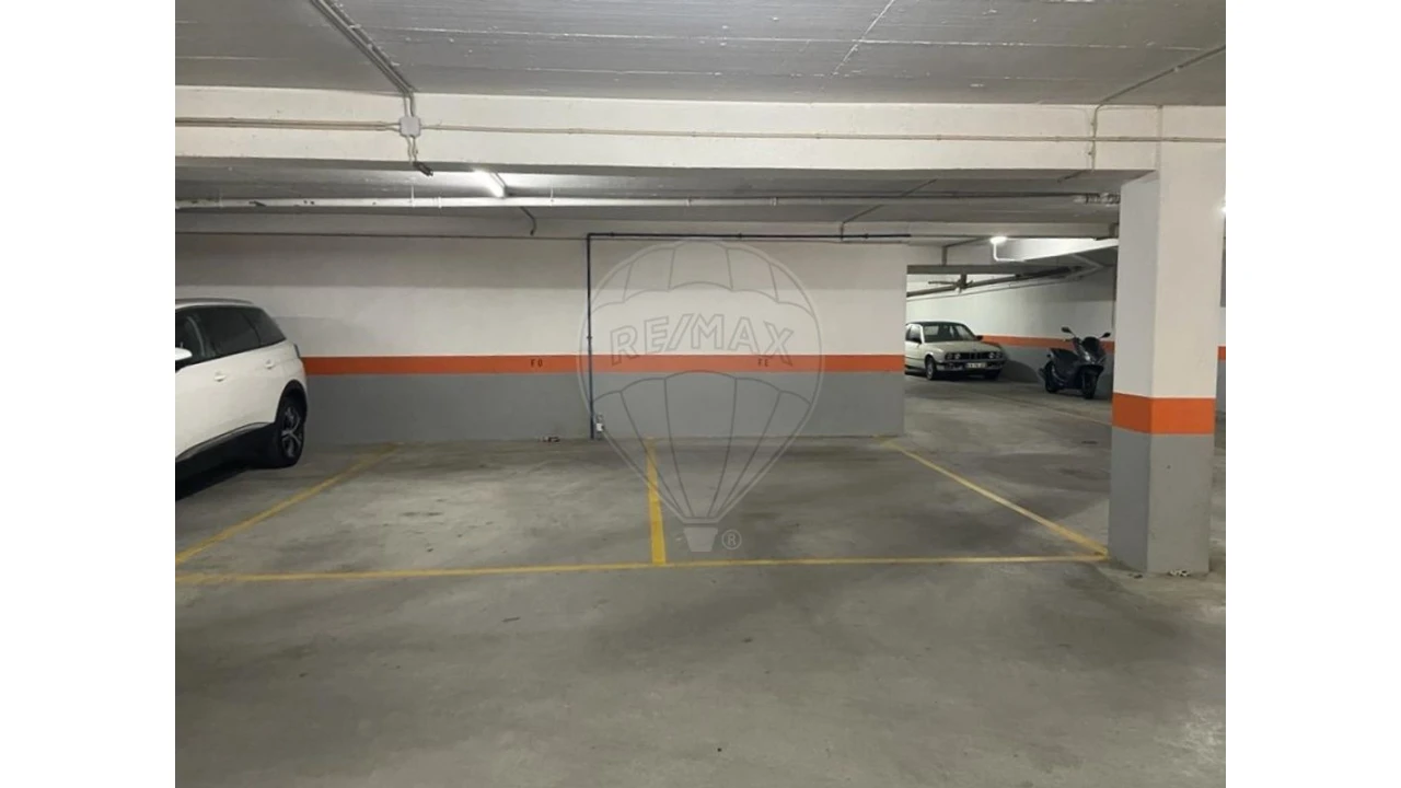 Garagem para Venda em São Domingos de Benfica Foto 2