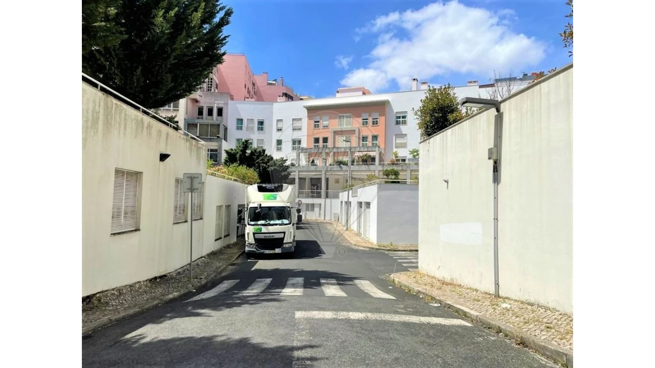 Garagem para Venda em São Domingos de Benfica Foto 7