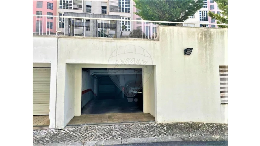 Garagem para Venda em São Domingos de Benfica Foto 8