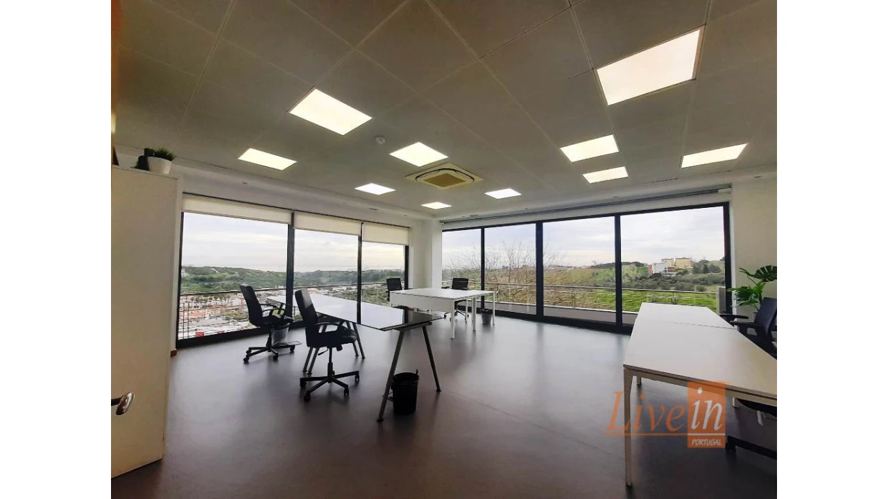 Escritório para Arrendamento em Santo António dos Cavaleiros e Frielas Foto 1