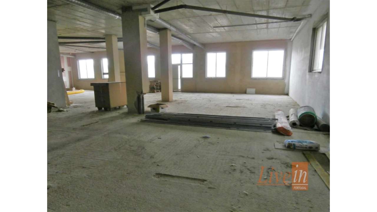 Loja para Arrendamento em Mafra Foto 1