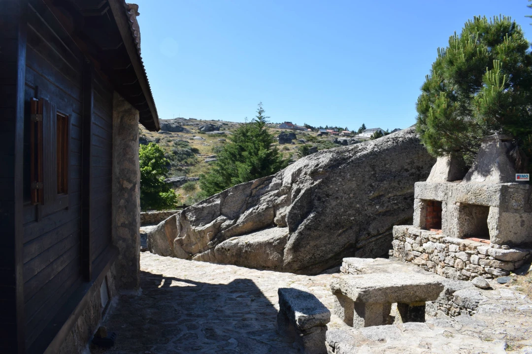 Moradia T3 para Venda em Cortes do Meio Foto 7