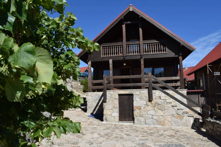 Moradia T3 para Venda em Cortes do Meio Foto 11