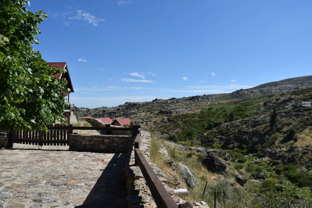 Moradia T3 para Venda em Cortes do Meio Foto 5