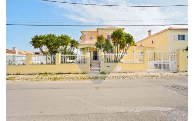Moradia T4 para Venda em Corroios