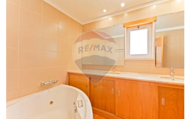 Moradia T4 para Venda em Albufeira e Olhos de Água