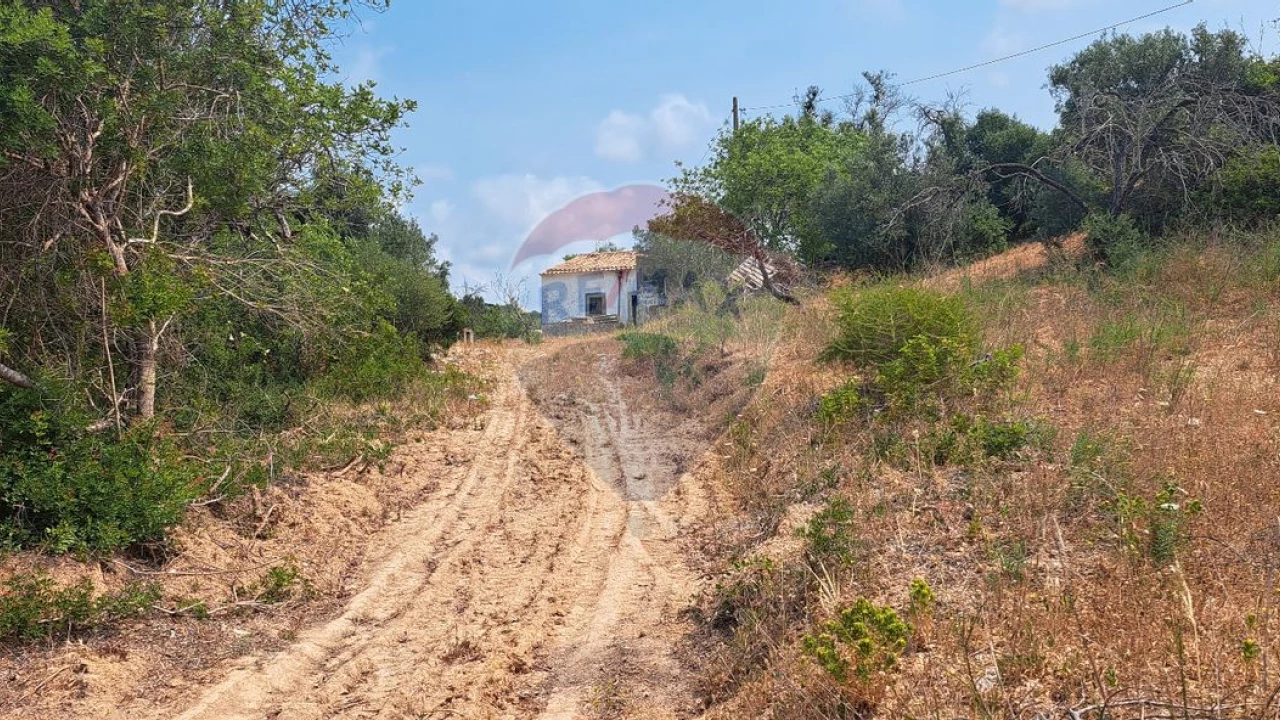 Moradia T2 para Venda em Loule (São Sebastião) Foto 1