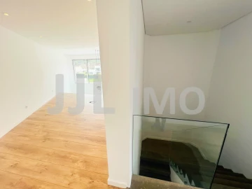 Moradia T5 para Venda em Charneca de Caparica e Sobreda