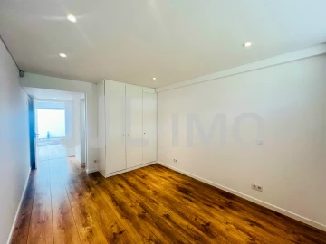 Moradia T5 para Venda em Charneca de Caparica e Sobreda