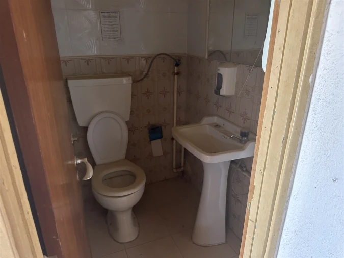 Armazém para Venda em Quelfes Foto 9