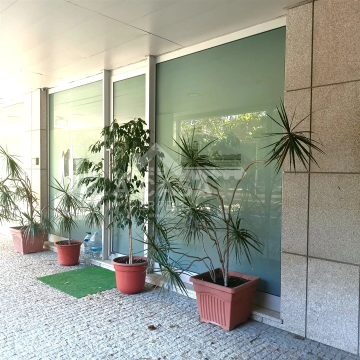 Loja para Arrendamento em Lordelo do Ouro e Massarelos Foto 4