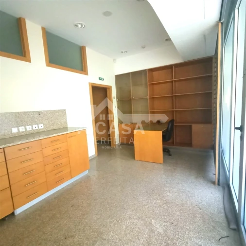 Loja para Arrendamento em Lordelo do Ouro e Massarelos