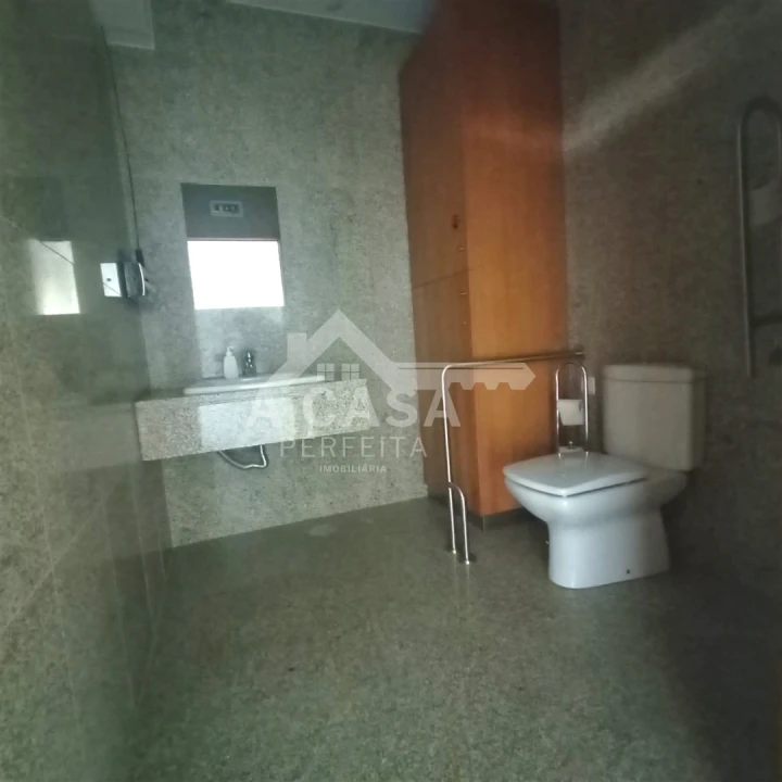 Loja para Arrendamento em Lordelo do Ouro e Massarelos Foto 16