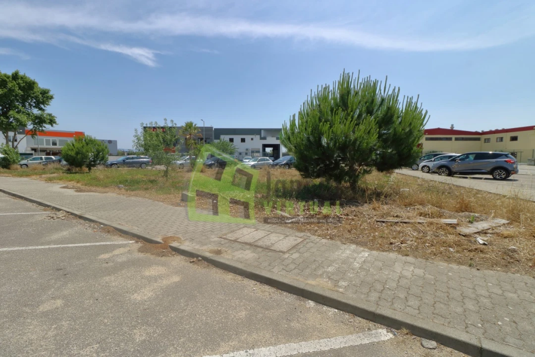 Terreno Comércio / Armazém para Venda em Seixal, Arrentela e Aldeia de Paio Pires Foto 1
