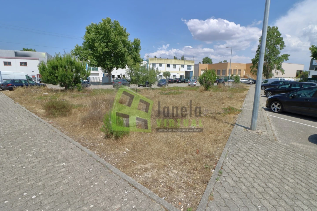 Terreno Comércio / Armazém para Venda em Seixal, Arrentela e Aldeia de Paio Pires Foto 2