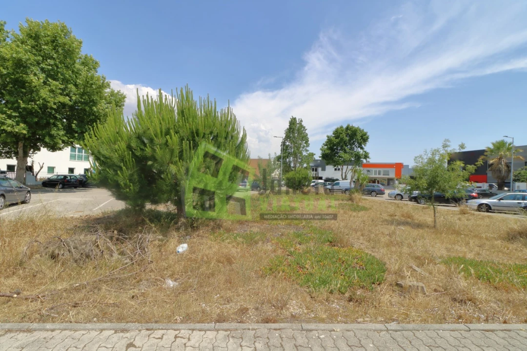 Terreno Comércio / Armazém para Venda em Seixal, Arrentela e Aldeia de Paio Pires Foto 3