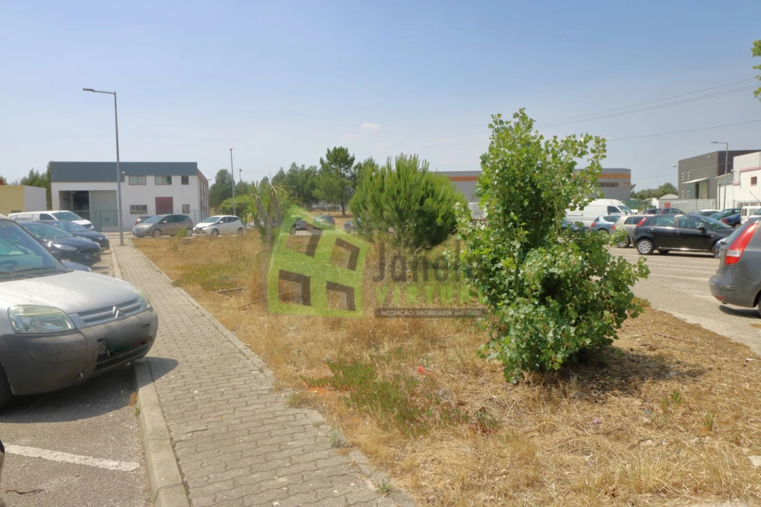 Terreno Comércio / Armazém para Venda em Seixal, Arrentela e Aldeia de Paio Pires Foto 4