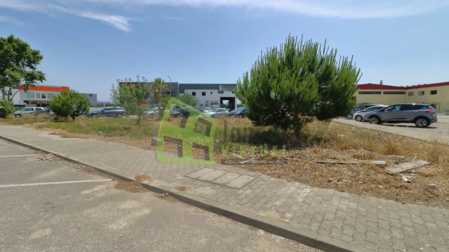 Terreno Comércio / Armazém para Venda em Seixal, Arrentela e Aldeia de Paio Pires