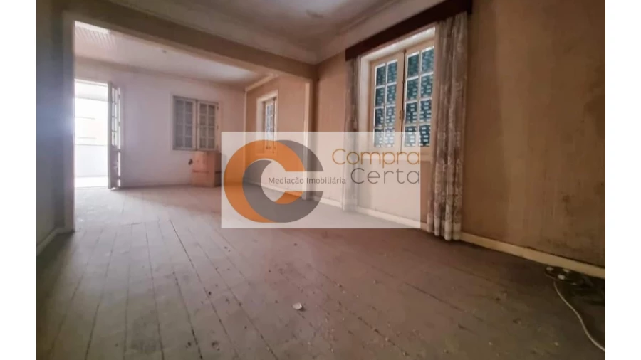 Moradia T4 para Venda em Oliveira, São Paio e São Sebastião Foto 4