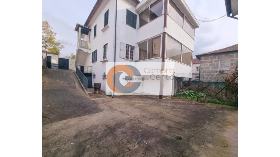 Moradia T4 para Venda em Oliveira, São Paio e São Sebastião Foto 2