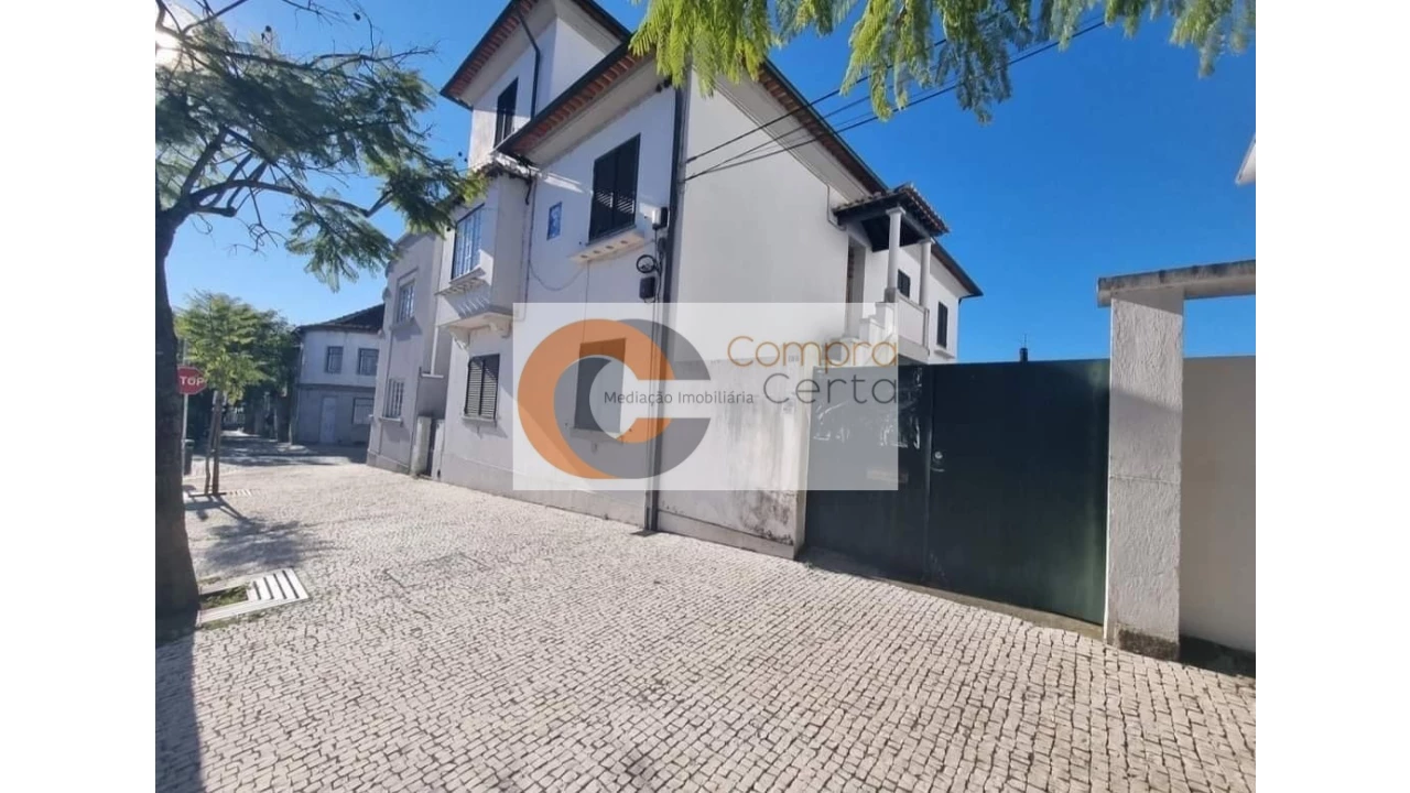 Moradia T4 para Venda em Oliveira, São Paio e São Sebastião Foto 1