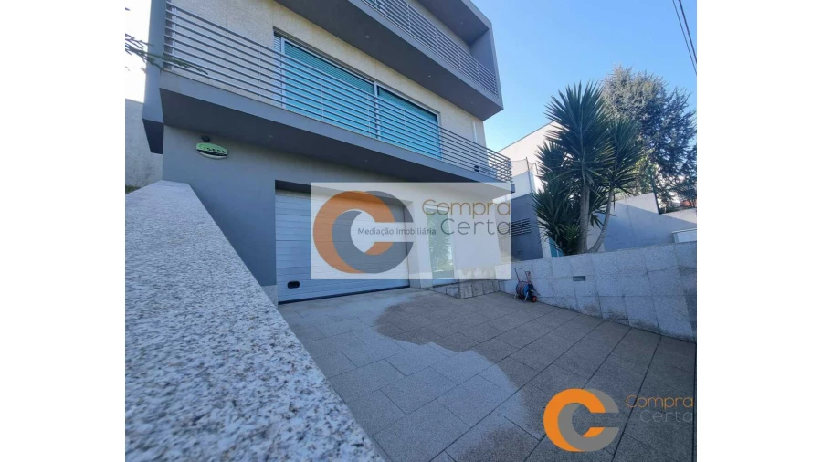 Moradia T4 para Venda em Fermentões Foto 2