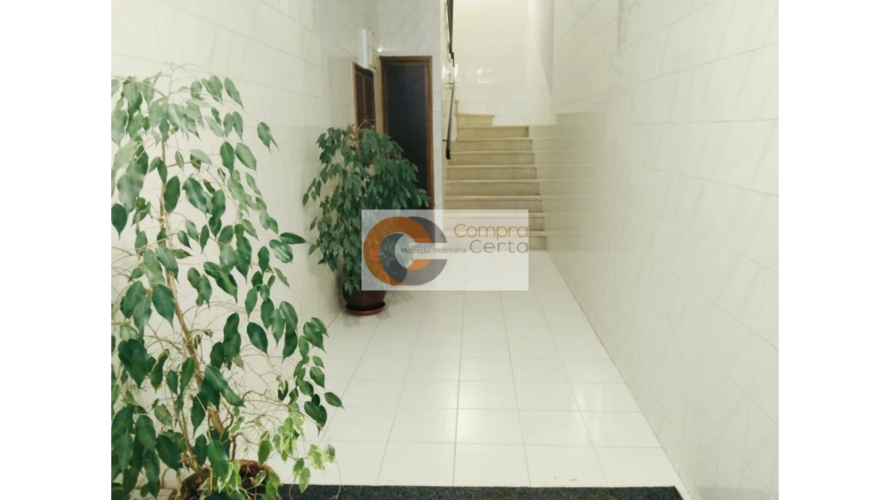 Apartamento T2 para Venda em Urgezes Foto 4