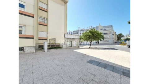 Loja para Arrendamento em Algés, Linda-A-Velha e Cruz Quebrada-Dafundo