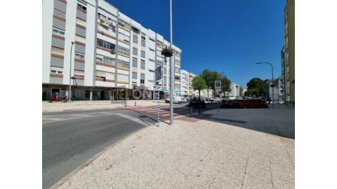 Loja para Arrendamento em Algés, Linda-A-Velha e Cruz Quebrada-Dafundo