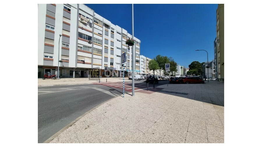 Loja para Arrendamento em Algés, Linda-A-Velha e Cruz Quebrada-Dafundo