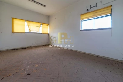 Prédio para Venda em Alcanhões