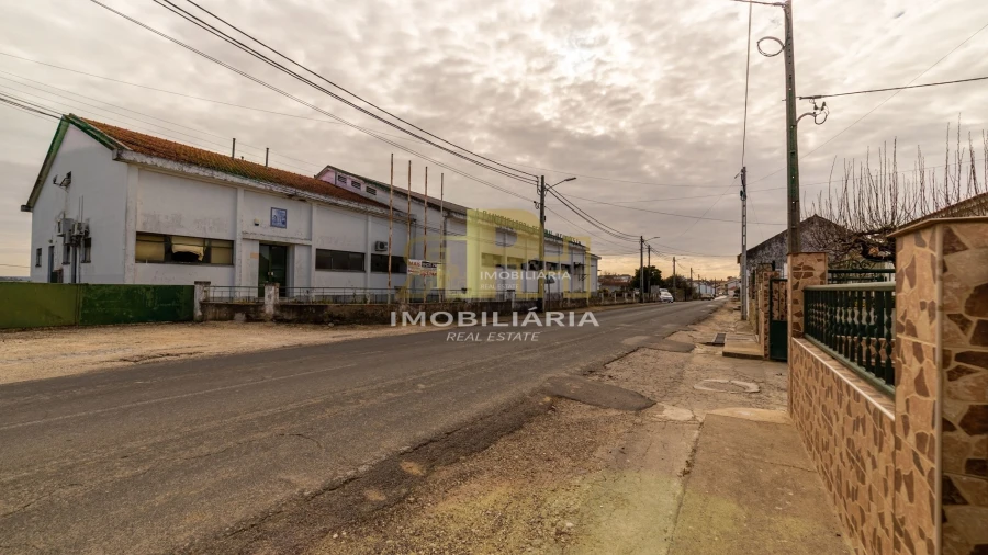 Prédio para Venda em Alcanhões