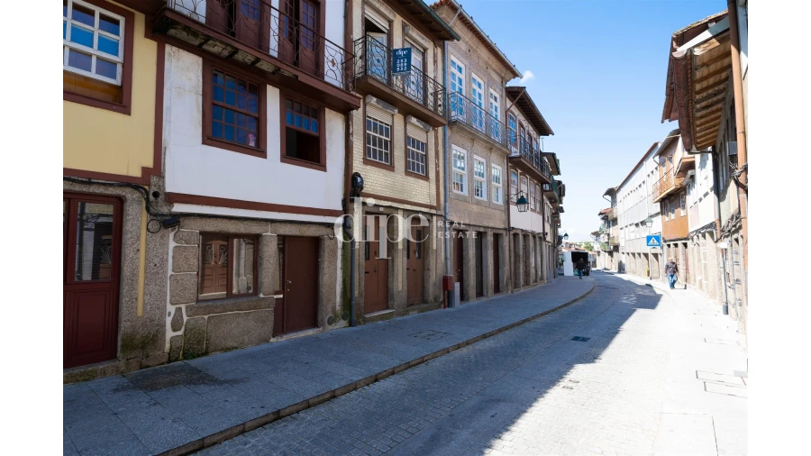 Prédio para Venda em Oliveira, São Paio e São Sebastião Foto 1