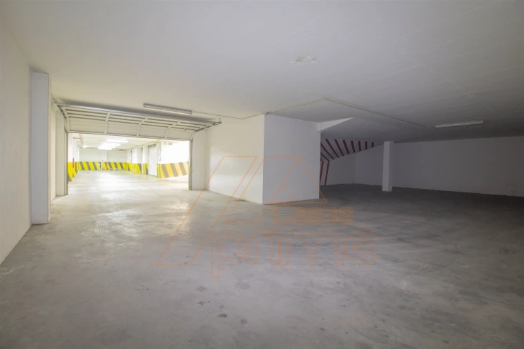 Garagem para Venda em Santa Clara e Castelo Viegas