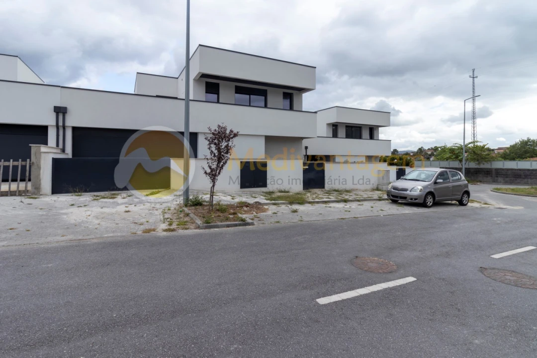 Moradia T3 para Venda em Vila Verde e Barbudo Foto 2