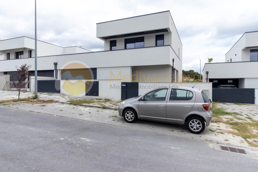 Moradia T3 para Venda em Vila Verde e Barbudo Foto 3