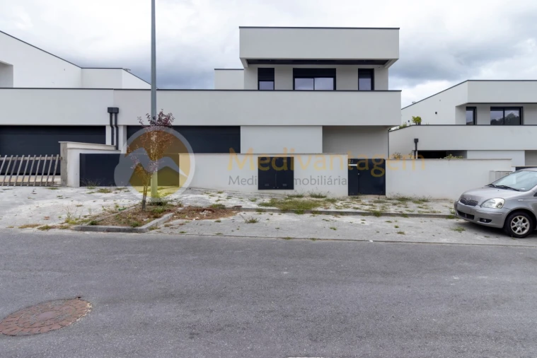 Moradia T3 para Venda em Vila Verde e Barbudo