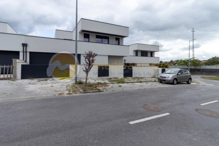 Moradia T3 para Venda em Vila Verde e Barbudo Foto 2