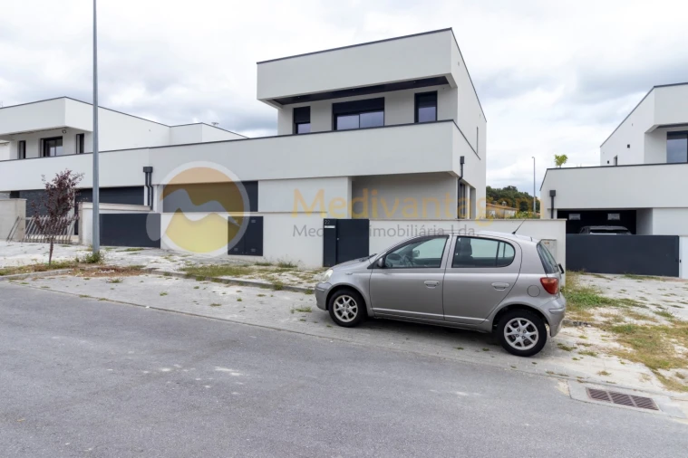 Moradia T3 para Venda em Vila Verde e Barbudo Foto 3