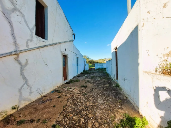 Moradia T2 para Venda em Santa Barbara de Nexe Foto 2