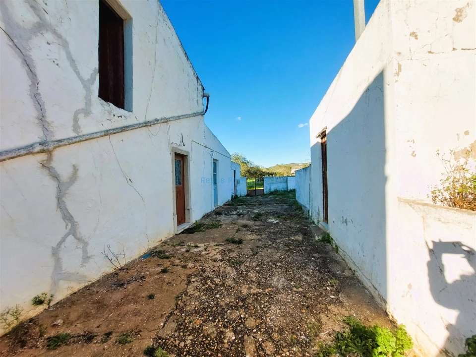 Moradia T2 para Venda em Santa Barbara de Nexe Foto 2