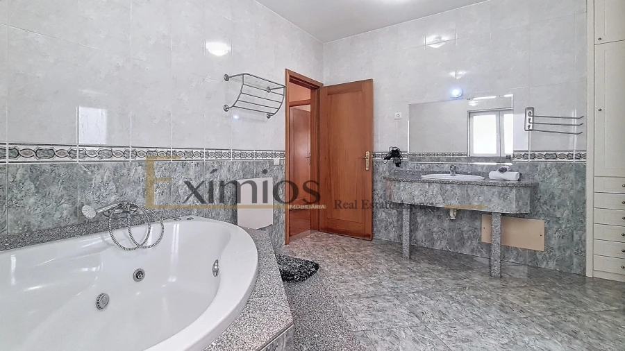 Moradia T4 para Venda em Rio Mau e Arcos Foto 19