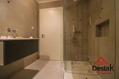 Apartamento T4 para Venda em Repeses e São Salvador