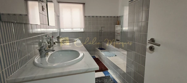 Moradia T4 para Venda em Fragosela