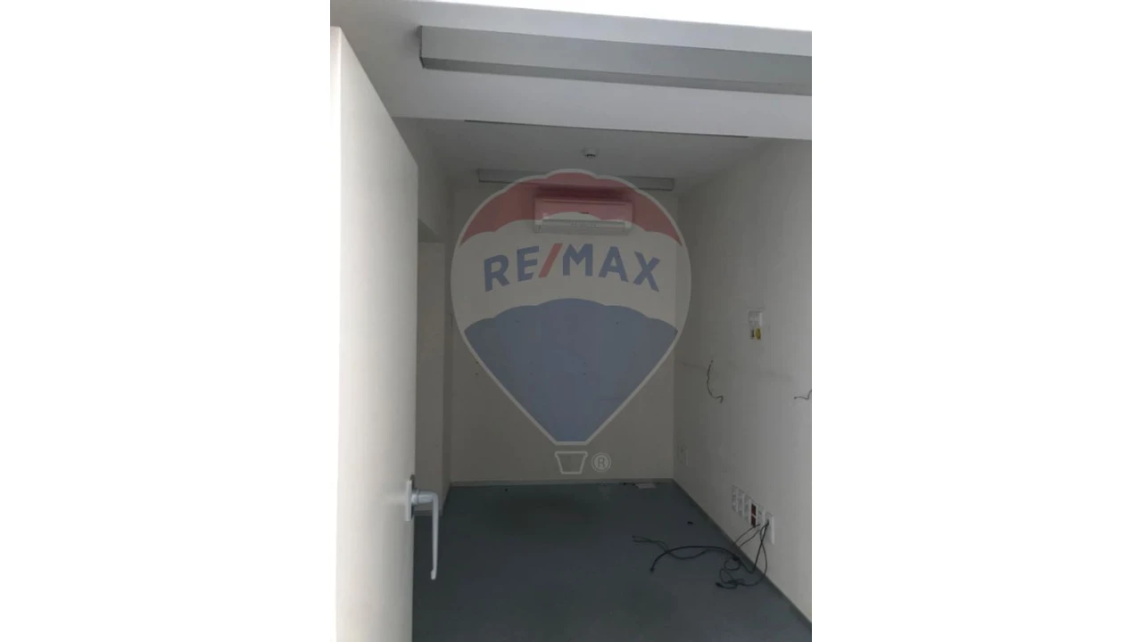 Loja para Arrendamento em Santa Maria Maior Foto 2