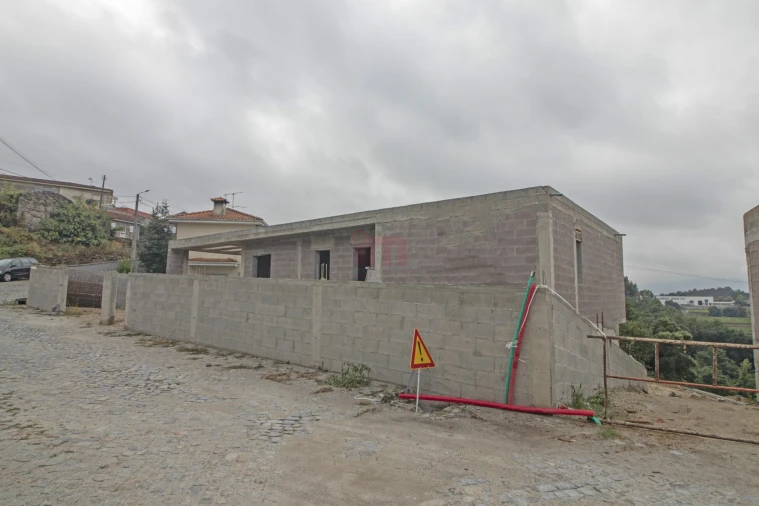 Moradia T3 para Venda em Serzedelo Foto 8