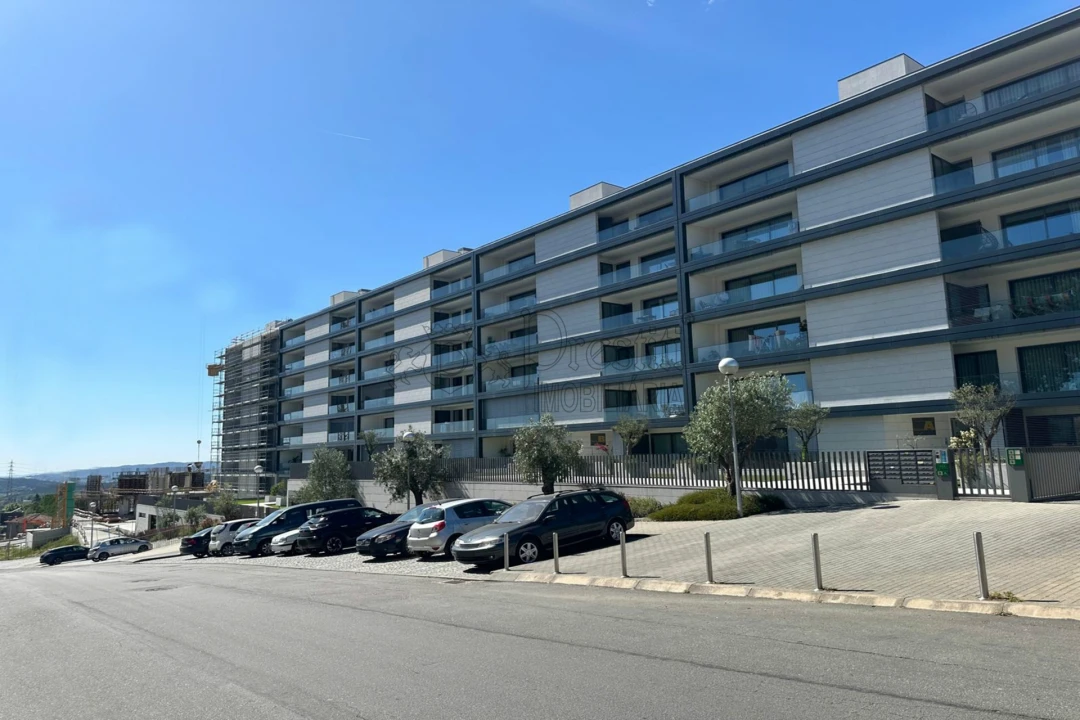 Apartamento T4 para Venda em Azurem Foto 1
